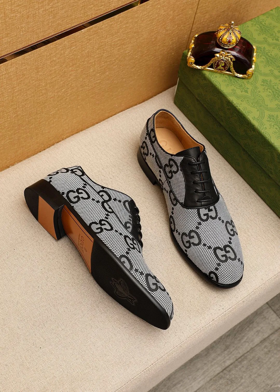 Men's shoes 💰460 💐 Product trademark: GUCCI "Gucci" business leather shoes Regular size: 38-44 (45.46.47🉑️customized) Product materials: Selected imported first-layer fabric upper, imported cowhide leather lining. Strong three-dimensional visual effect, combined outsole Color: 2⃣️colors available